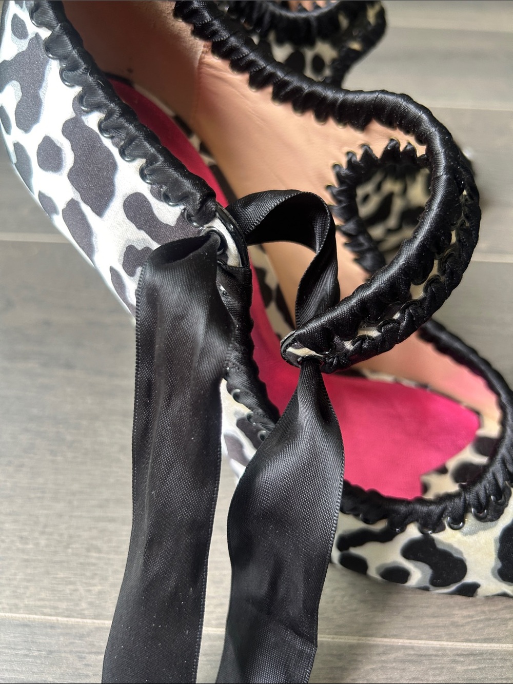 Betsey Johnson Mary Jane Bow Peep Toe Pumps Black White Animal Print Heels Sz 7 - Picture 9 of 15